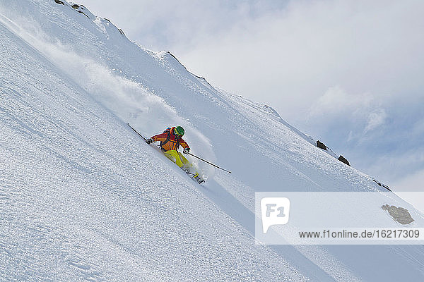 Österreich,  Tirol,  Älterer Mann beim Skifahren auf der Piste