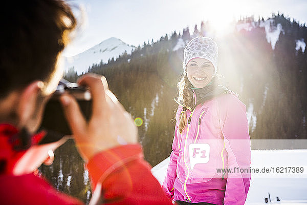 Mann fotografiert eine Frau im Schnee  Achenkirch  Österreich