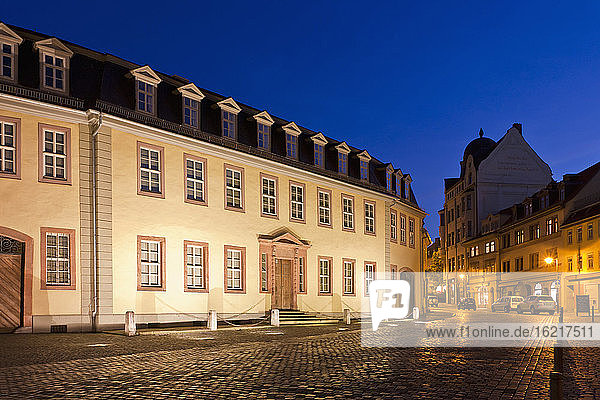 Deutschland  Thüringen  Weimar  Blick auf das Goethehaus bei Nacht