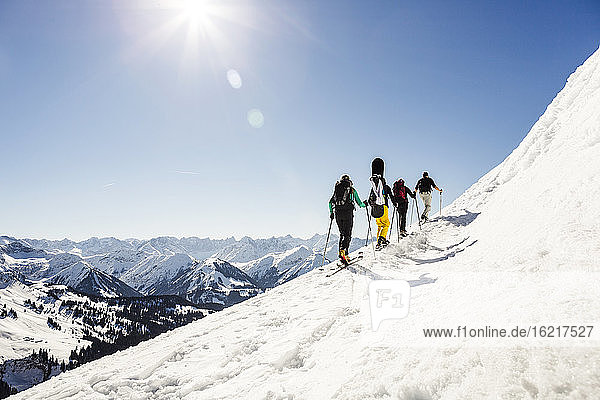 Gruppe von Freunden beim Skitourengehen auf einen Berggipfel  Achenkirch  Österreich