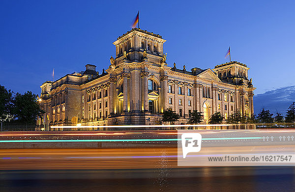 Deutschland  Berlin  Blick auf das beleuchtete Abgeordnetenhaus