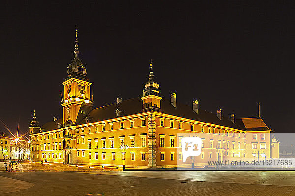 Polen  Warschau  Königliches Schloss auf dem Schlossplatz bei Nacht