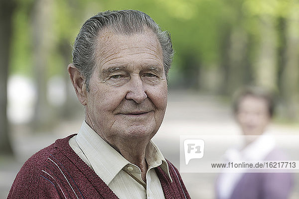 Deutschland  Köln  Porträt eines älteren Mannes im Park