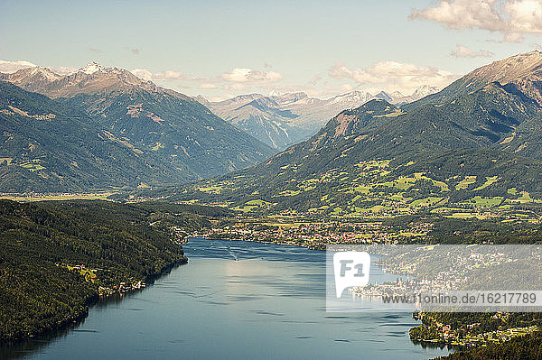 Österreich  Kärnten  Blick auf den Millstatter See mit Millstadt und Seeboden