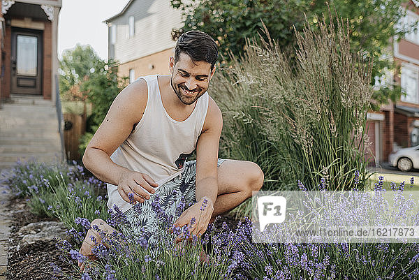 Mann bei der Gartenarbeit in seinem Vorgarten