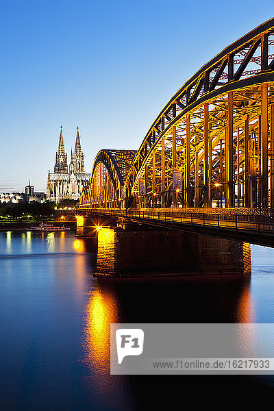 Deutschland  Köln  Blick auf den Kölner Dom und die Hohenzollernbrücke mit Rhein