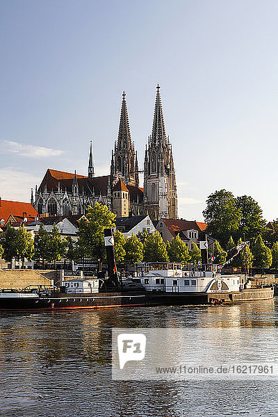Germany  Bavaria  Upper Palatinate  Regensburg  View of shipping museum and cathedral on Danube river
