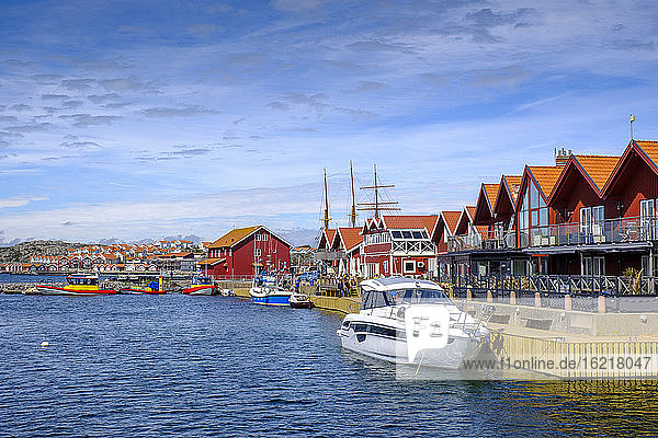 Schweden  Bezirk Vastra Gotaland  Skarhamn  Hafen der Küstenstadt