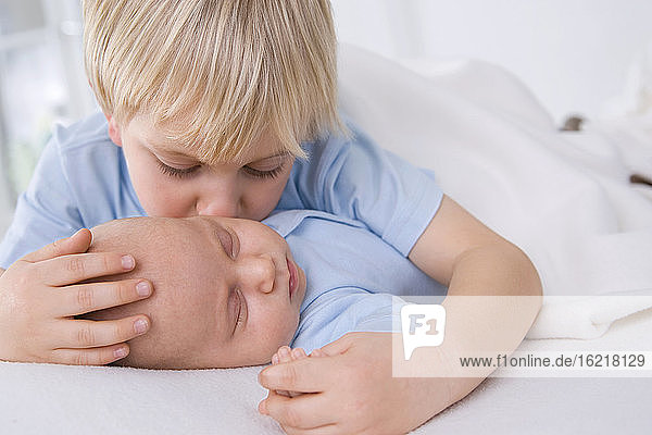 Baby-Mädchen (2 Monate) mit Junge (4-5 Jahre)  Porträt