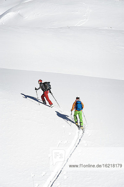Österreich  Männer beim Skifahren am Berg im Salzburger Land