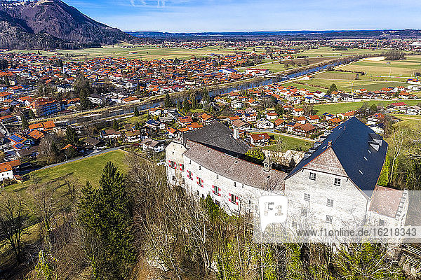 Deutschland  Marquartstein  Bayern  Luftaufnahme der Burg Marquartstein und des umliegenden Dorfes im Sommer