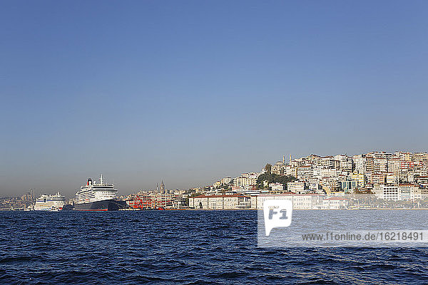 Türkei  Istanbul  Blick auf Beyouglu und die Mimar Sinan Universität am Bosporus