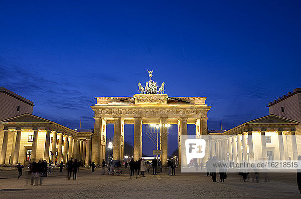 Deutschland  Berlin  Blick auf Brandenburger Tor und Pariser Platz