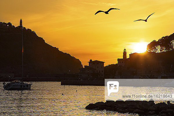 Spanien  Mallorca  Blick auf Port de Soller bei Sonnenaufgang