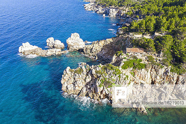 Spanien  Mallorca  Deia  Drohnenansicht der Küstenklippen in der Serra de Tramuntana