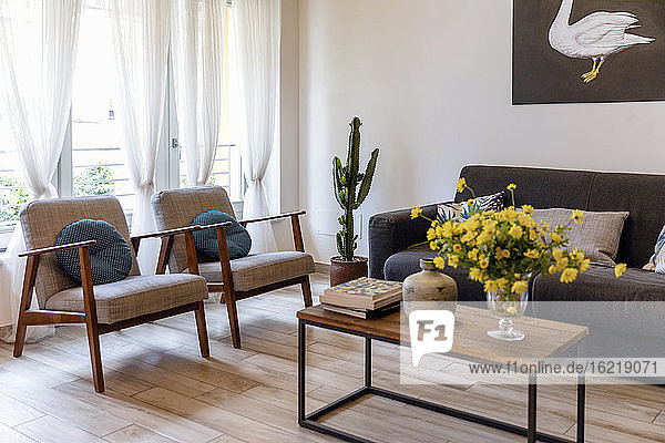 Sofa und Stühle im häuslichen Wohnzimmer