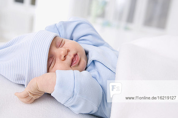 Kleines Mädchen (2 Monate) schlafend  Porträt