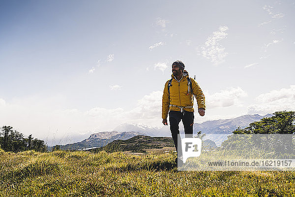 Mann beim Wandern auf einem Berg in Patagonien  Argentinien  Südamerika