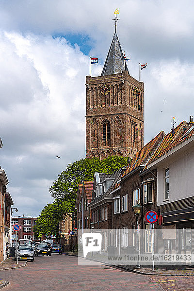 Niederlande  Südholland  Noordwijk  Leere Stadtstraße mit Turm der Oude Jeroenskerk Kirche im Hintergrund