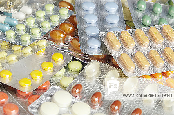 Mehrere Tabletten und Kapseln in Blisterpackungen  Nahaufnahme