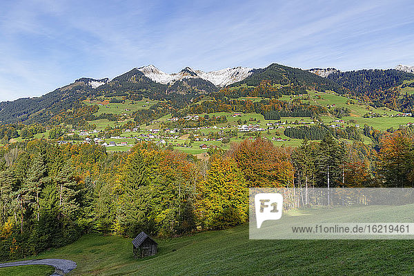 Österreich Vorarlberg  Blick auf das Dorf Thuringerberg und den Walserkamm im Großen Walsertal
