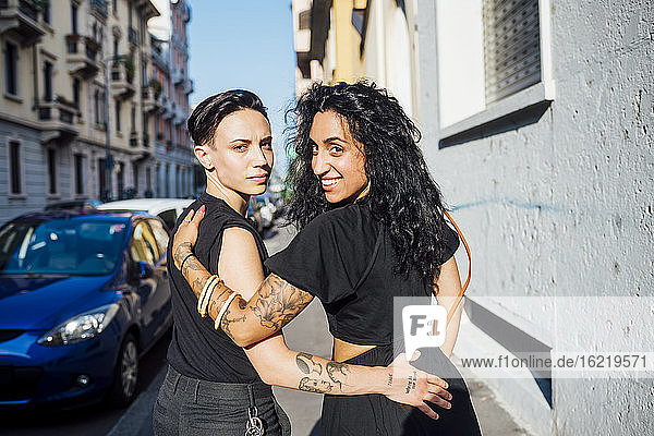 Lesbisches Paar steht in der Stadt an einem sonnigen Tag