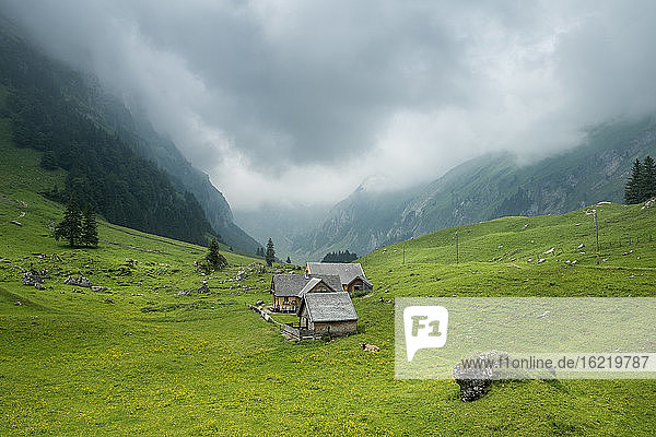 Schweiz  Blick auf eine Berghütte am Seealpsee