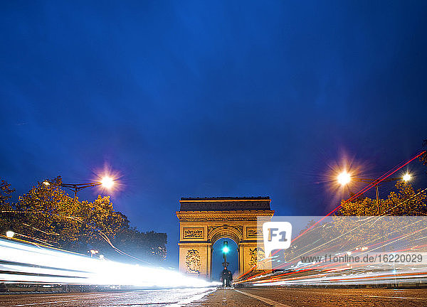 Paris  Blick auf Arc de Triomphe und Champs Elysees