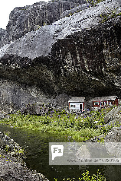 Norwegen  Blick auf alte Fischerhäuser unter dem Berg bei Helleren