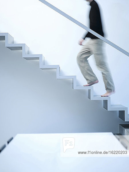 Mann geht die Treppe hinauf