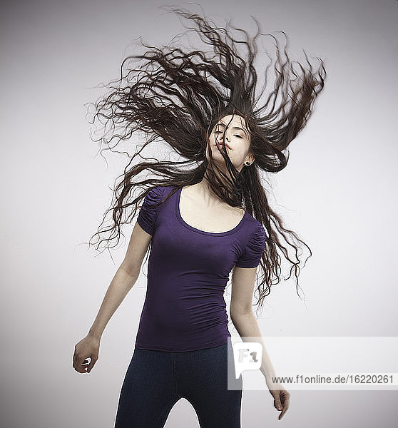 Porträt einer jungen Frau  die ihr Haar wirft