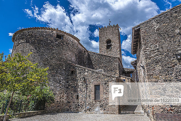 Spanien  Katalonien  Naturpark Vulkangebiet Garrotxa  Santa-Pau  Kirche Santa-Maria (16. Jahrhundert)