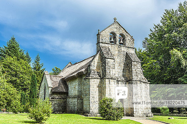 Frankreich  Limousin  Coreze  Dorf Lestards  Kirche Saint Martial (12.-15. Jahrhundert  historisches Denkmal) mit Reetdach (12.-15. Jahrhundert  historisches Denkmal)
