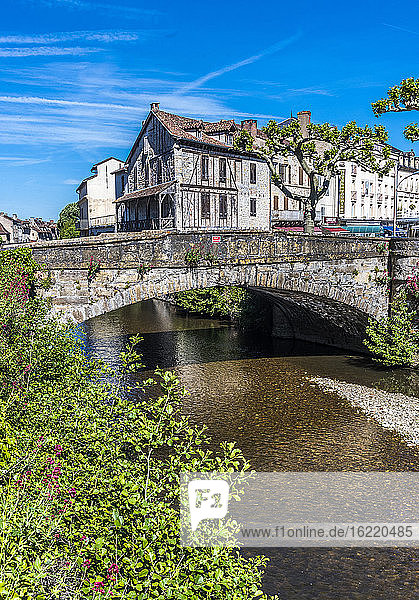 Frankreich  Quercy  Lot  Stadt Saint Cere  Brücke über den Fluss Bave