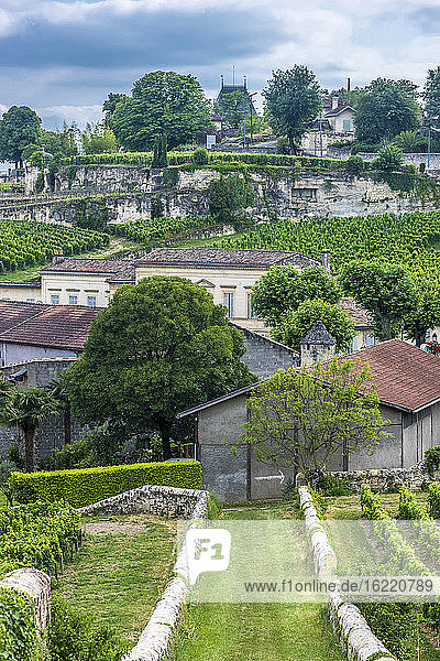 Frankreich  Gironde  Saint Emilion (UNESCO-Weltkulturerbe)  Blick von der Porte Brunet (unten Chateau Ausone  1er grand cru classe A des Saint Emilion AOC)