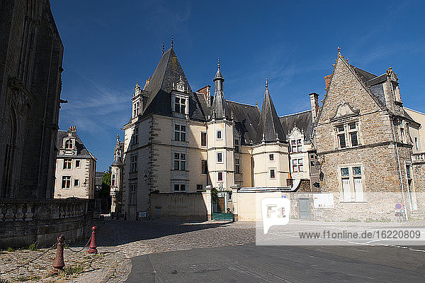 Beeindruckendes Bischofshaus in der Nähe der Kathedrale  Le Mans  Frankreich