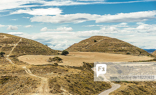 Spanien  Autonome Gemeinschaft Aragonien  Provinz Huesca  Pyrenäen  Loporzano  Feld inmitten des Ödlands am Monte Aragon