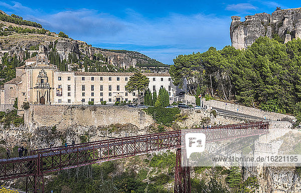 Spanien  Autonome Gemeinschaft Kastilien-La Mancha  Parador des Tourismus im alten Kloster San Pablo (16. Jahrhundert) über dem Weg von Hoz del Huecar (UNESCO-Welterbe) (Schönstes Dorf Spaniens)