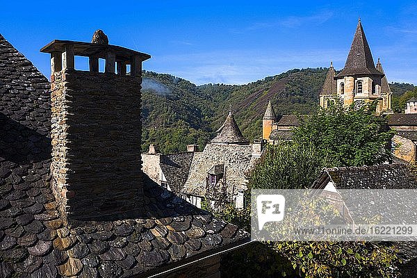 Europa Frankreich Midi-Pyrenäen Aveyron Conques Sainte-Foy  Saint-James-Weg  Blick auf die Kirche und die Dächer des Dorfes