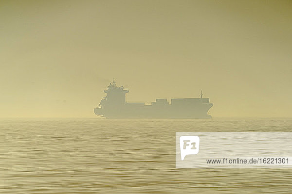 Europa  Mittelmeer  Frachtschiff im Morgennebel.