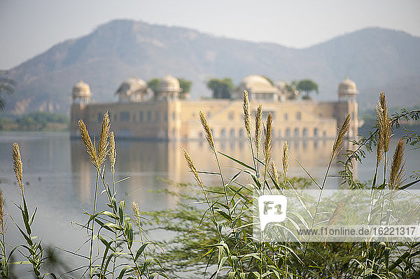Palast inmitten eines Sees  Jaipur  Indien