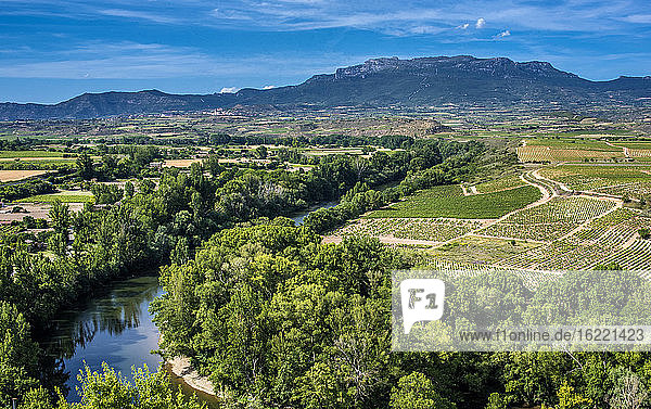 Spanien  Rioja  Briones mittelalterliches Dorf (Schönstes Dorf Spaniens)  Mäander der Ebre vom Dorf aus gesehen (Jakobsweg)