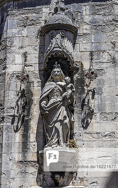 Spanien  Katalonien  Girona  Statue der Madonna mit Kind an der Stützmauer der Kathedrale Santa Maria und des romanischen Glockenturms
