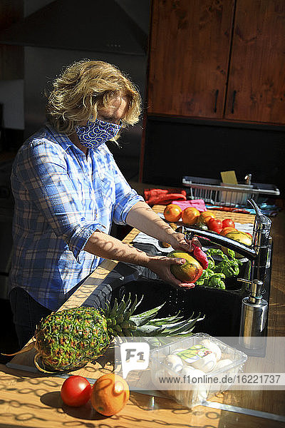 Frau beim Reinigen von Obst während der Coronavirus-Epidemie