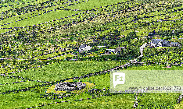 Republik Irland  Grafschaft Kerry  Iveragh Paninsula  Ring of Kerry  Staigue Ringfort vom Coomakista Pass aus gesehen