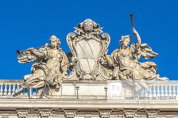 Europa  Italien  Rom  Stadtteil Quirinal  Wappen des Papstes Corsini am Palast der Consulta (18. Jahrhundert von Fernando Fuga)  in dem der Verfassungsrat untergebracht ist