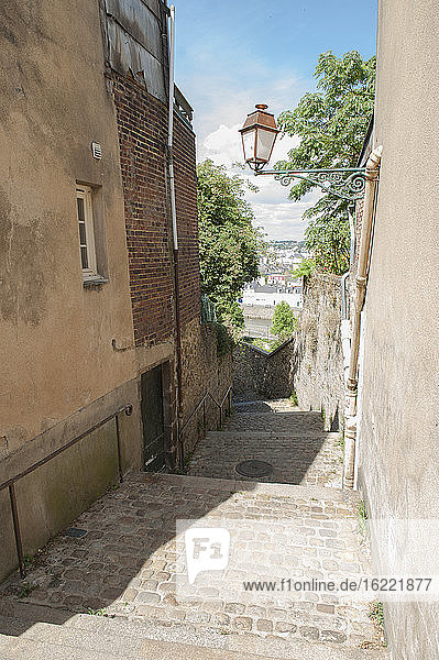 Steintreppe  die den Fluss mit der Altstadt und der Kathedrale Saint Julien verbindet  Le Mans  Frankreich