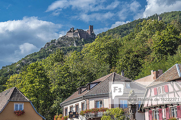 Frankreich  Elsass  Weinstraße  Häuser von Ribeauville und Schloss