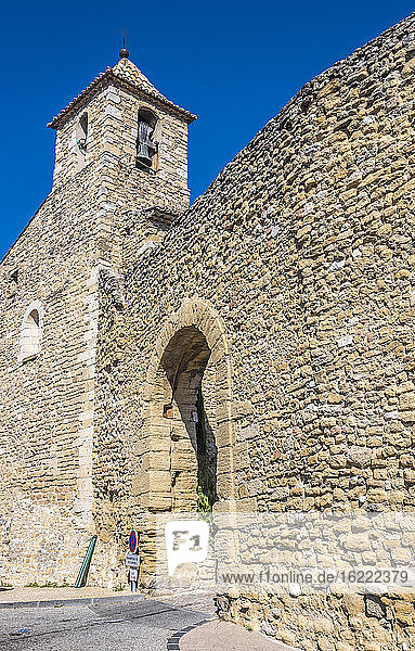 Frankreich  Provence  Vaucluse  Vacqueyras  Glockenturm der Kirche und mittelalterliche Umfassungsmauer