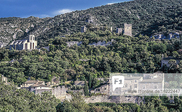 Frankreich  Provence  Vaucluse  Petit Luberon  Gesamtansicht von Oppede-le-Vieux